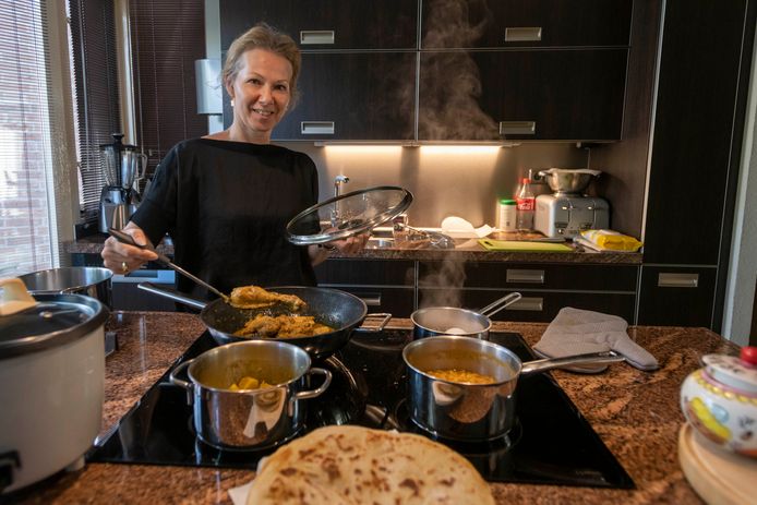 Karin Karamat Ali kookt deze dagen graag een extra portie voor gasten van Resto VanHarte die dat wel kunnen gebruiken.