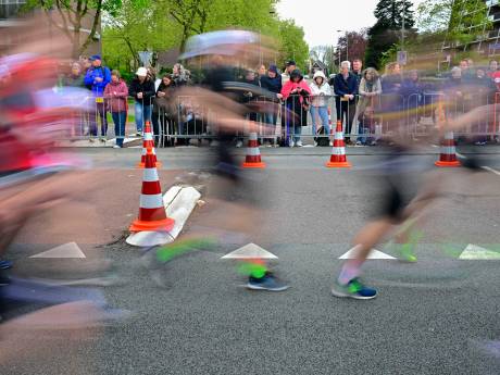 Lopers halve marathon gaan rechtdoor waar ze rechtsaf moeten en leggen 600 meter te weinig af