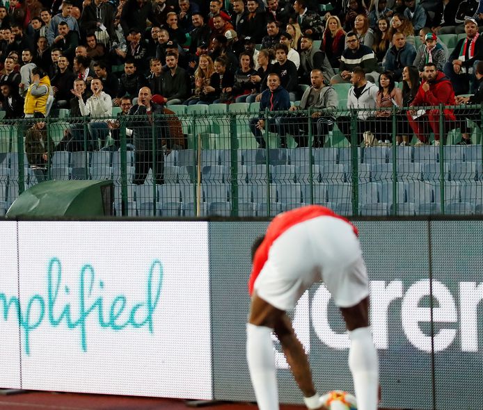 De Engelse aanvaller Marcus Rashford wordt racistisch bejegend door de fans van Bulgarije.