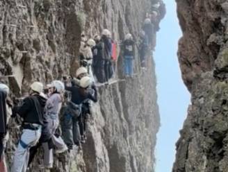 KIJK. Tientallen klimmers staan meer dan een uur lang “in de file” op klimroute aan klif 
