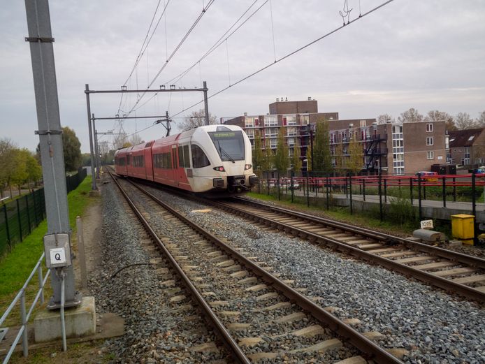 Trein Qbuzz verlaat station Stadspolders op Merwedelingelijn in Dordrecht, richting Sliedrecht.