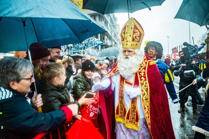 Bij zijn aankomst in ons land in november liet Sinterklaas zich alvast niet tegenhouden door een beetje regen.