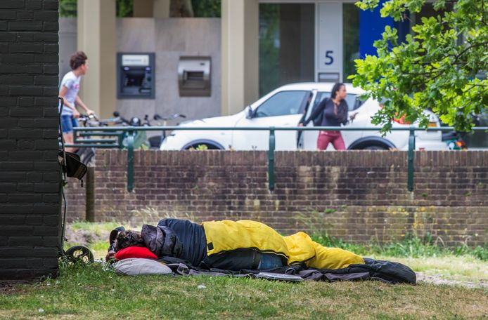 Daklozen overnachten rondom het Centraal Station, zoals hier op de Bezuidenhoutseweg bij het Centraal Station.