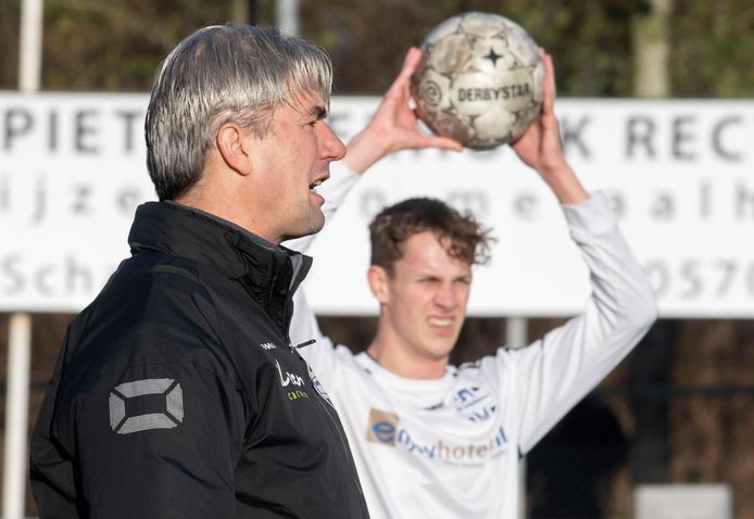 Marcel Geestman, de trainer van Schalkhaar, begeleidt een ingooi van zijn team met de nodige commentaren.