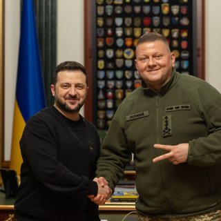 Bereidt ‘IJzeren Generaal’ Valeri Zaloezjny in alle stilte de politieke strijd tegen Zelensky voor? ‘Hij kiest voor de slimste tactiek’