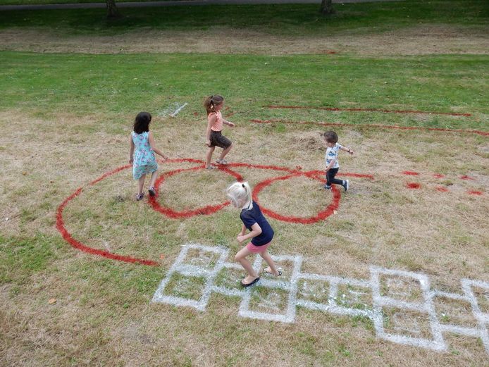 Fenna en vriendjes kunnen de hele zomer lol hebben op het grasveld.
