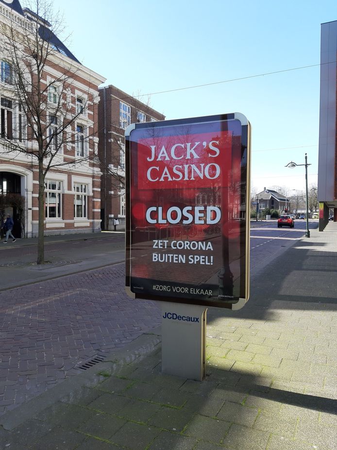 Lege straten en een leeg winkelcentrum Barones tijdens de coronacrisis waarbij mensen is geadviseerd zoveel mogelijk thuis te blijven en alleen naar buiten te gaan als het moet.