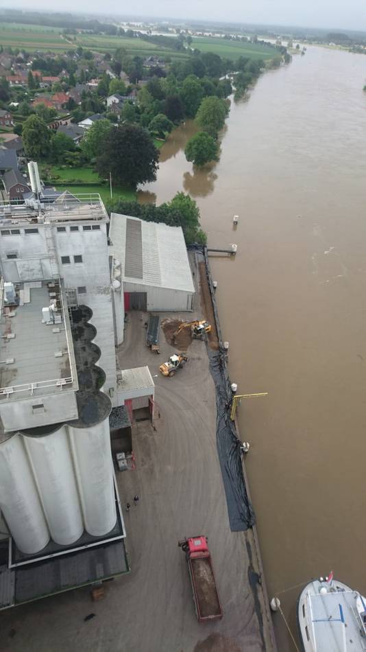 Uitzicht vanaf de torens van Havens, vrijdagavond, bij een waterstand van 13.92 meter.