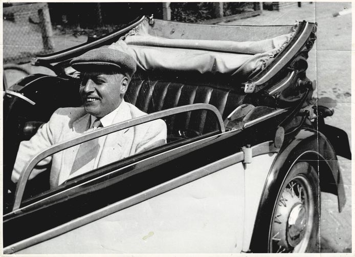 Johannes der Weduwen, huisarts te Aalten, in zijn cabriolet.