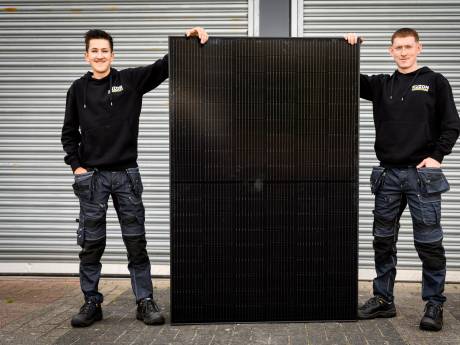 16-jarige Justin gaat niet naar school, maar is nu al ondernemer in de zonnepanelenbranche: ‘Superleuk’ 
