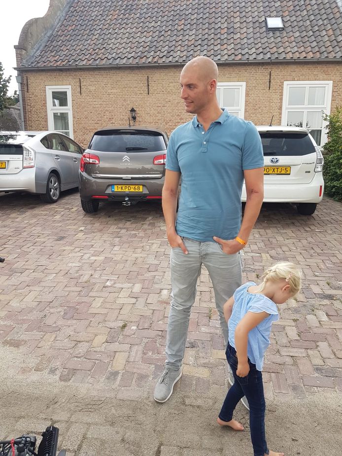 Een opgefriste Maarten van der Weijden komt aan in Waspik.