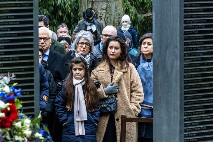 Sophie Schrijver-Altmann (in het midden) vertelt over haar twee broertjes Raphael en Martijn, wiens namen op het monument staan gegraveerd.