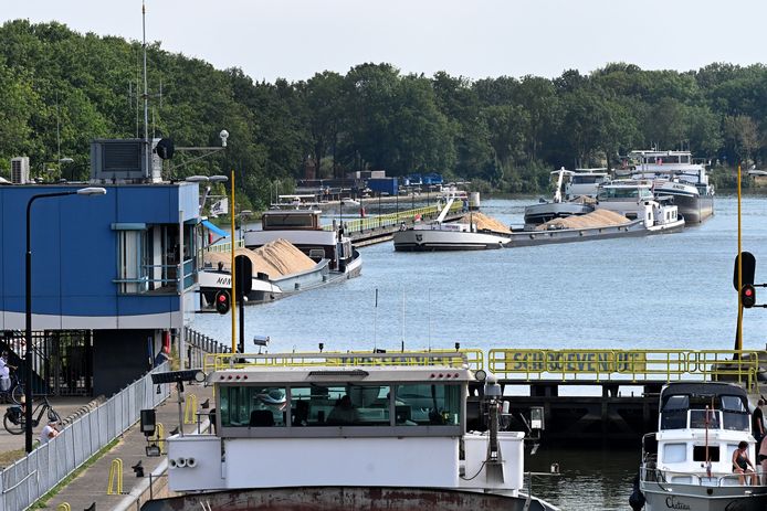 File bij de sluis van Grave, nadat deze door noodzakelijk onderhoud dagenlang gestremd was. De sluis bij Weurt lag eruit vanwege onderhoud.