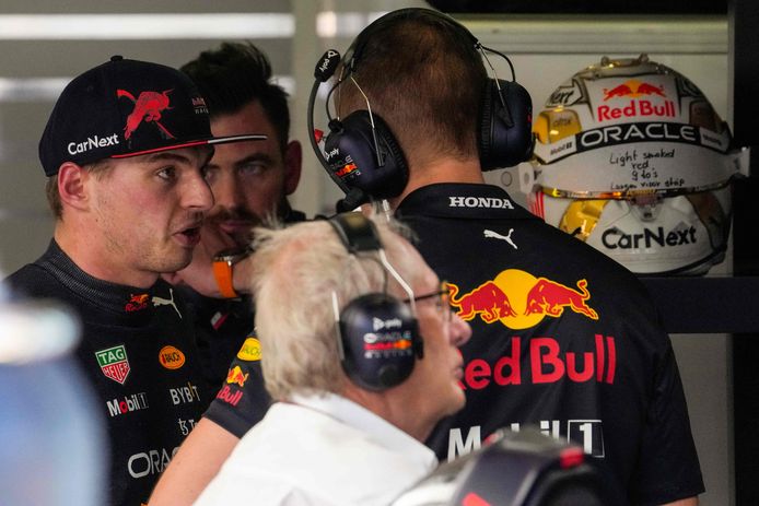 Max Verstappen praat met zijn team na de opgave in Australië.
