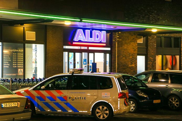 De Aldi aan het Admiraalsplein in Dordrecht werd vrijdagavond 4 december overvallen.