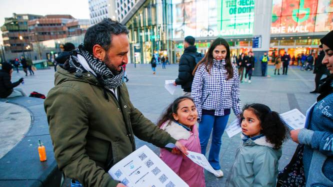 Hij kan niet naar ‘zijn’ Syrië om hulp te bieden, dus collecteert Tamer (36) met zijn dochtertje in Utrecht