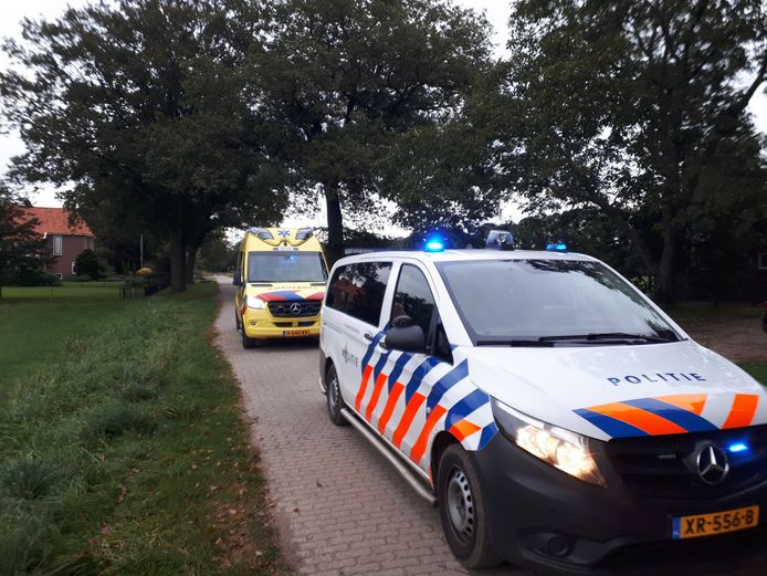 De politie en ambulance kwamen af op het ongeluk in Winterswijk waarbij een man door het dak van een veestal viel en daarbij zwaargewond raakte.