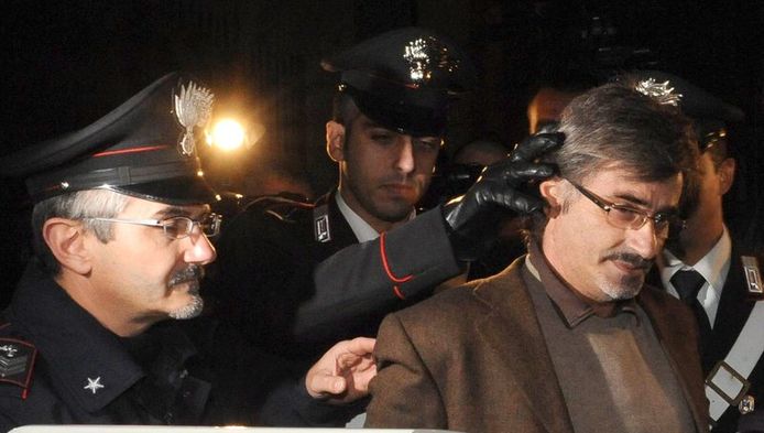 Politie Vat Na Zes Jaar Kopstuk Camorra Maffia In Napels Buitenland Hln Be Dries mertens is een absolute ster aan het worden bij ssc napels. politie vat na zes jaar kopstuk camorra