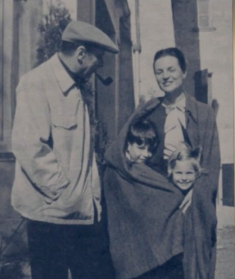 L'écrivain belge Georges Simenon, avec sa femme Denyse et deux de leurs enfants. Après leur divorce, Denyse Simenon a rejoint la secte d'Edgard Doulière.