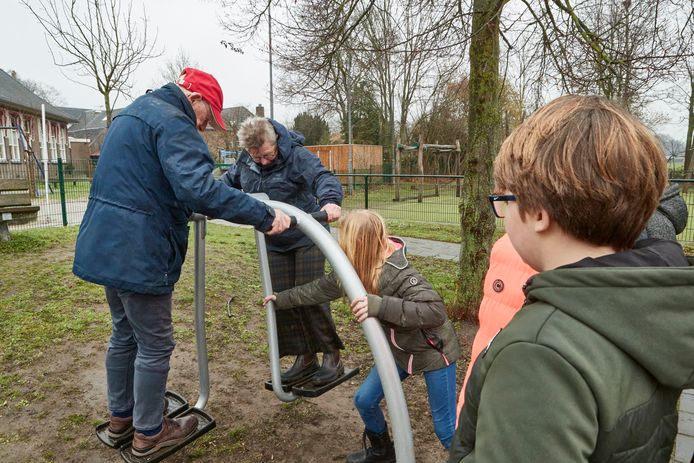 In Almen zijn twee nieuwe beweegtoestellen geplaatst. Toestellen niet zozeer voor kinderen om op te spelen, maar vooral ook voor jongeren en ouderen. Hier op de foto de hipswing.