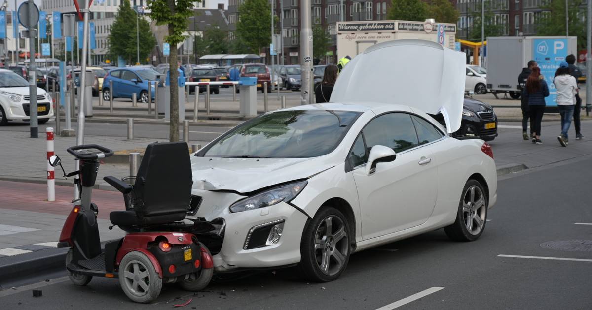Man in scootmobiel aangereden door auto bij Albert Heijn in Tilburg.