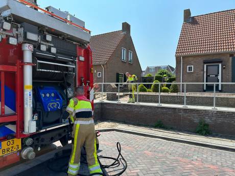 Brand door vuurtje stoken slaat over naar tuin van buren: buurman wordt onwel tijdens blussen