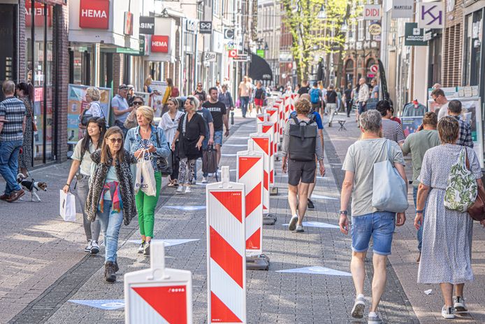 In de Zwolse winkelstraat de Diezerstraat is in mei een scheiding in het midden aangebracht om zo de stromen mensen in goede banen te leiden.