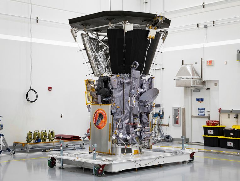 Om de enorme zonnestraling te overleven, is de Parker Solar Probe uitgerust met een elf centimeter dik koolstofcomposietschild, dat temperaturen tot 1.400 graden celcius aankan.