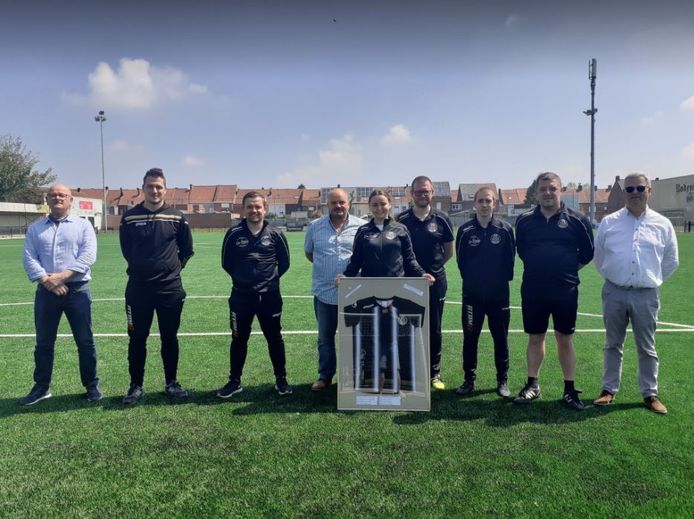 Geike Bogaerts stopt na acht jaar noodgedwongen met voetballen, maar kreeg een mooi geschenk van Club Roeselare.