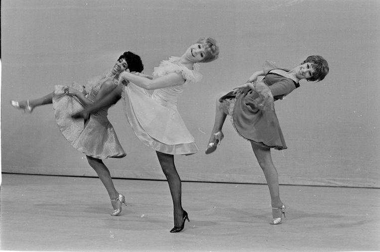 Een scène uit de musical Sweet Charity met v.l.n.r Milly Scott, Jasperina de Jong en Ronny Bierman. Beeld anp