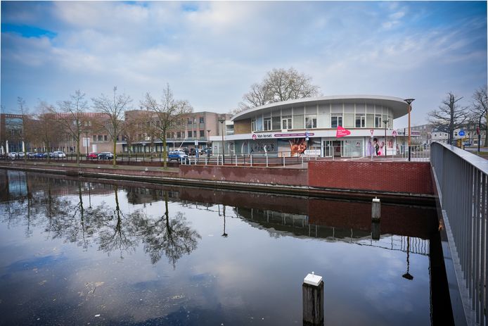 De plek langs het kanaal waar de woonwijk Westerdok moet verrijzen. Met op de voorgrond het Scheepvaarthuis en daarnaast het RMD-gebouw.