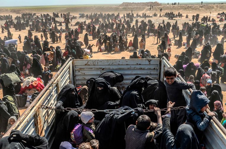 Geëvacueerde vrouwen en kinderen arriveren in Koerdisch gebied in Syrië na vertrek uit een IS-bolwerk, maart 2019. Beeld AFP