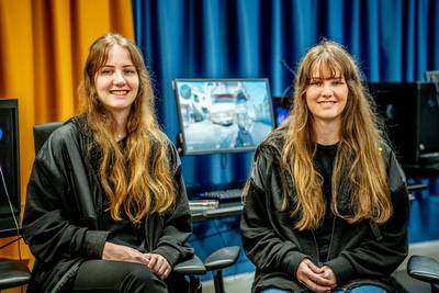 Beuningse tweeling zijn profs én wereldkampioen in esports. Veel ‘prac’, eten, slapen en Engels prat