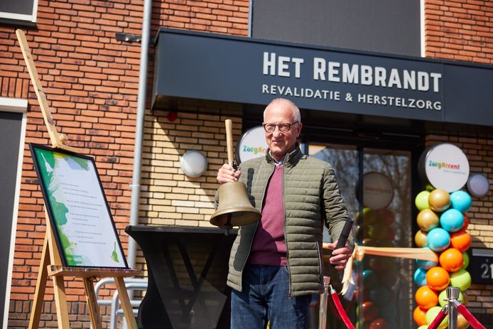 Met het luiden van een schoolbel is dinsdagmiddag zorgafdeling Het Rembrandt van ZorgAccent geopend.
