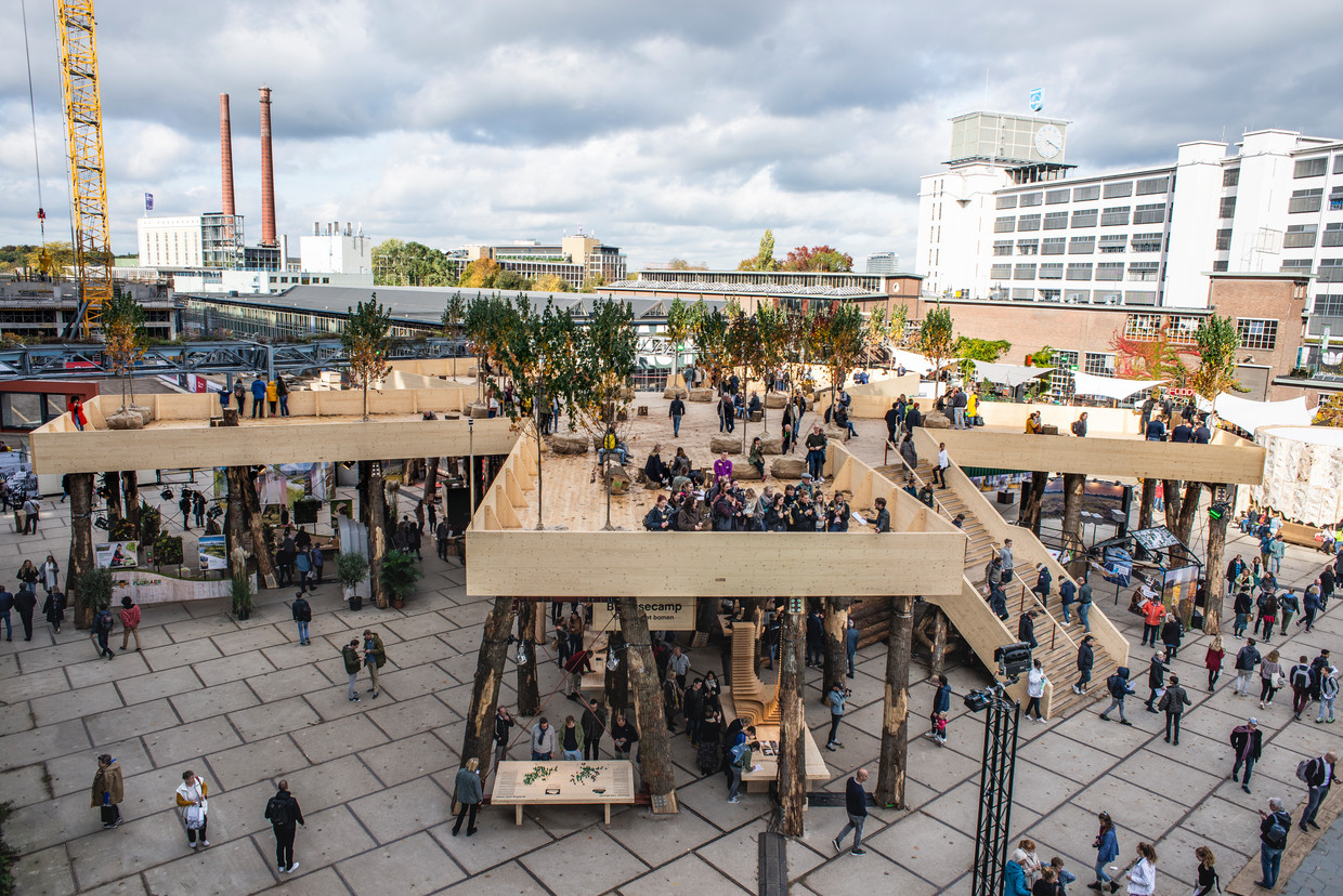 De houten constructie Biobasecamp van architect Marco Vermeulen op de Dutch Design Week in Eindhoven.