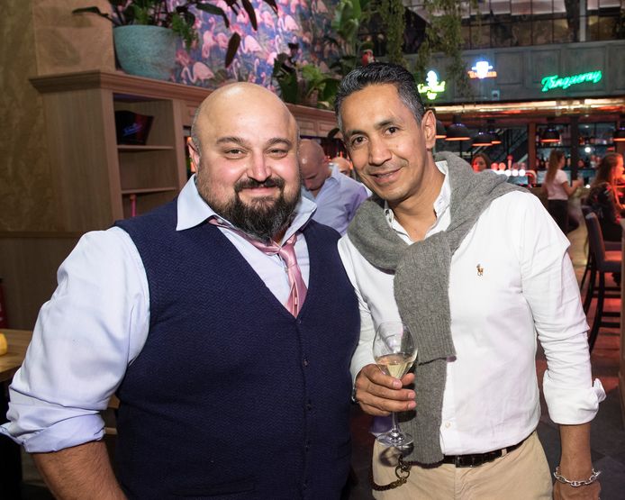 Atila Usul (links) bij de opening van de Flamingo Bar.