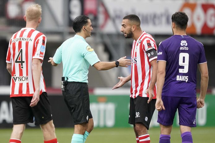 Adil Auassar gaat na de rode kaart in discussie met scheidsrechter Serdar Gözübüyük.