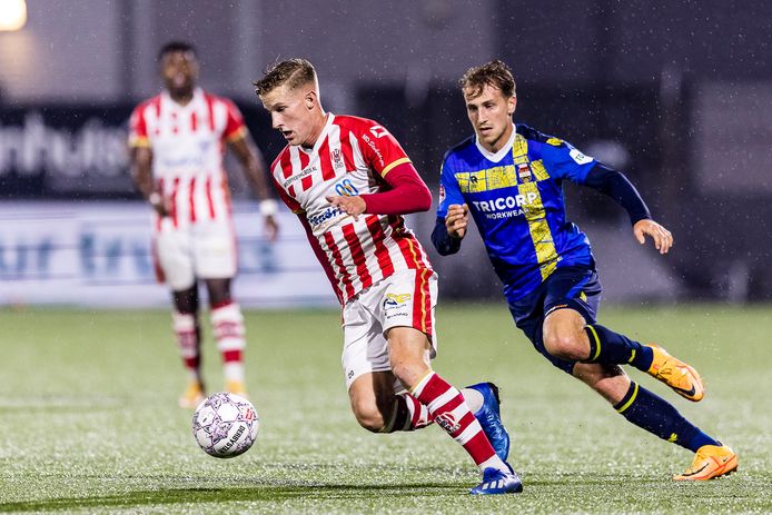 Joep van der Sluijs (L) achtervolgd door Matthias Verreth (R).