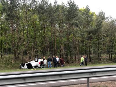 Auto op de kop in berm langs A12 bij Arnhem zorgt voor flinke vertraging