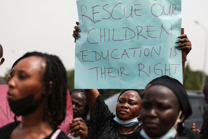 Genitori e parenti di studenti rapiti da un'altra scuola a Kaduna all'inizio di quest'anno.  A maggio, hanno organizzato una manifestazione per chiedere il rilascio dei bambini dopo che la banda criminale li aveva trattenuti per 55 giorni.