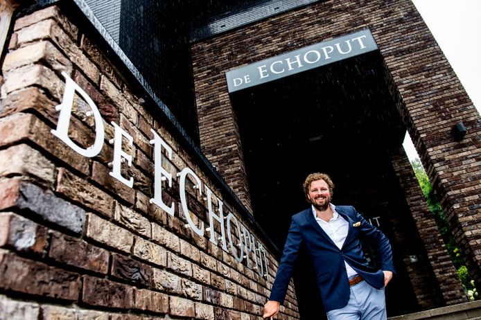 Karel Klosse , eigenaar van Hotel Restaurant de Echoput in Hoog Soeren, werkt met Engelstalig personeel.