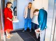 Gemeenteraadslid Kitty Kruger (links), wethouder Marco Stam (midden) en een medewerker van Sanitronics International openden in juli het openbaar toilet op de Grote Markt in Dordrecht.