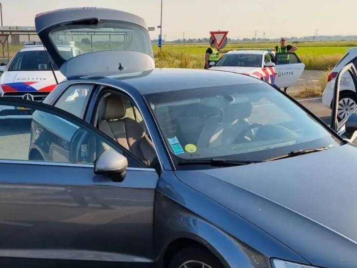 Politie houdt gestolen voertuig staande, bestuurder blijkt ook groot geldbedrag bij te hebben