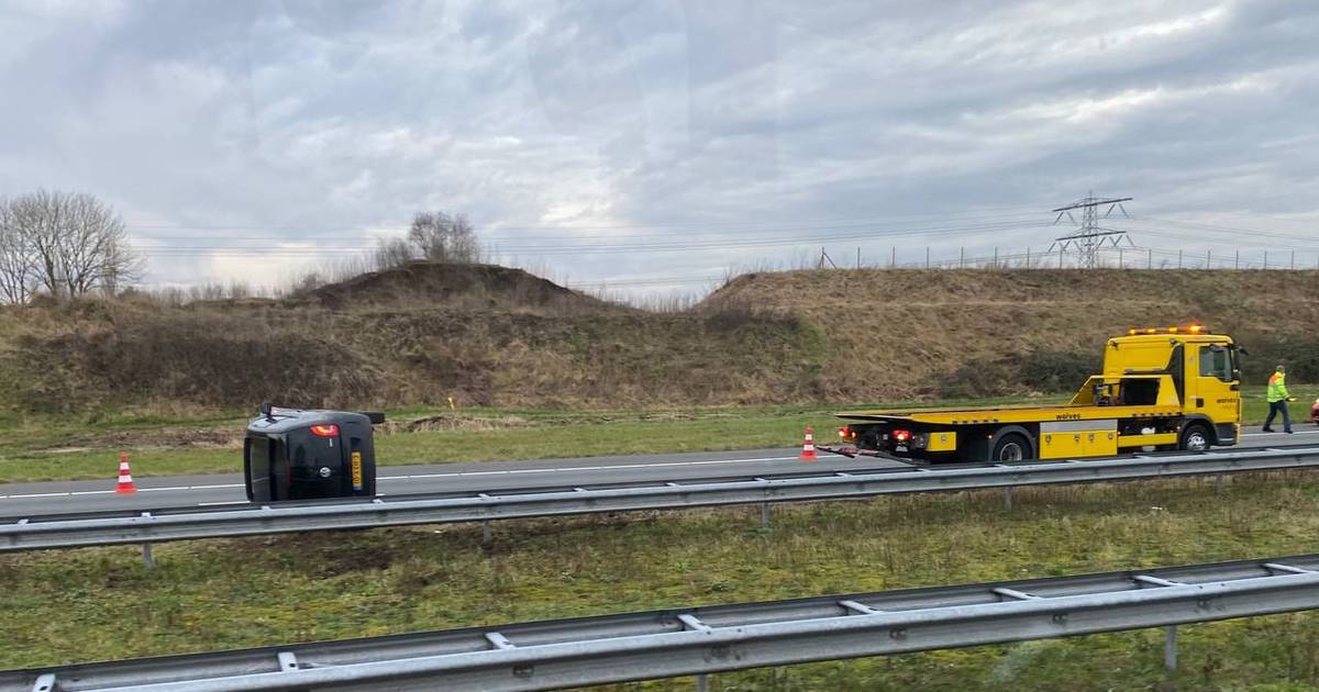 Auto belandt op zijkant na aanrijding op A50 en zorgt voor lange file tussen Vaassen en Apeldoorn.