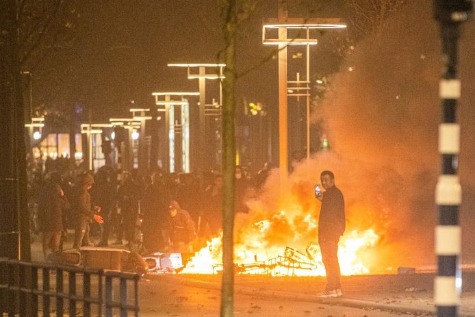 Image d'archive des émeutes à Rotterdam contre la politique sanitaire.