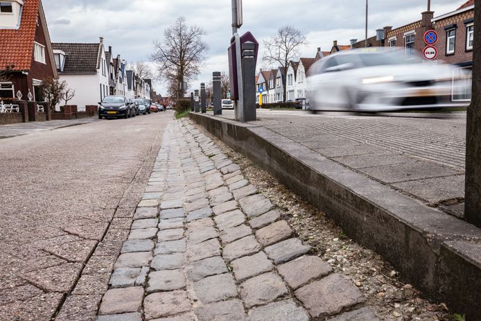 De Steenbergseweg in Dinteloord is aan vervanging toe. Het gaat om de straat binnen de bebouwde kom, en vooral de parralelweg is niet meer te doen volgens de bewoners