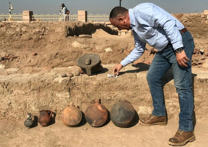 Mostafa Waziri toont de schatten die opgegraven werden.