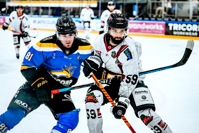 Max Hermens (links) namens Trappers in duel met een speler van Crocodiles Hamburg.