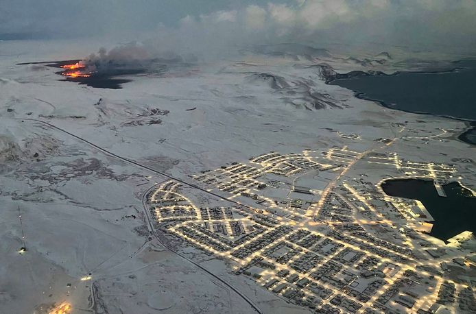 De uitbarsting vond maandag plaats op ongeveer 3 kilometer van het vissersdorp Grindavik.