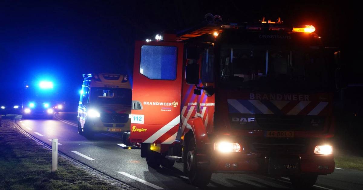 Ernstig eenzijdig ongeval in Wanneperveen: auto klapt frontaal op boom.